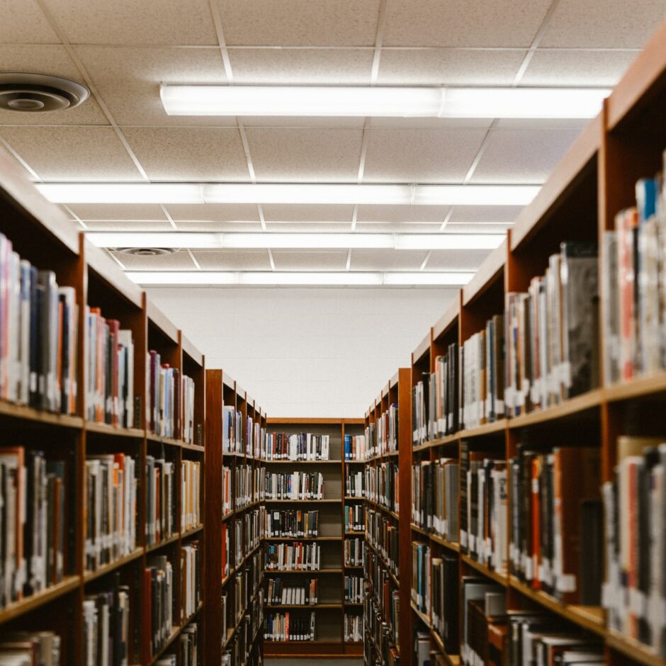 Bibliotēkas grāmatu plaukti, kas veido garu tuneli